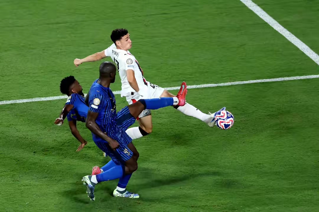  乒超联赛常规赛对决在即！曼城演练定位球，费城76人密集防守应对